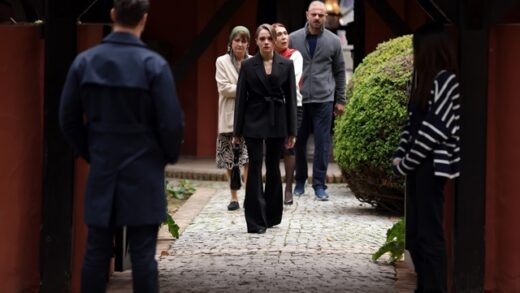 Turkish series Hudutsuz Sevda episode 43 english subtitles